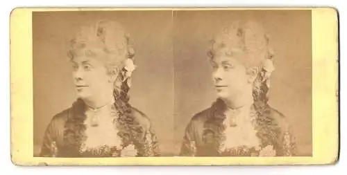 Stereo-Fotografie Portrait Dame festlich gekleidet mit Blumenblüte im Haar