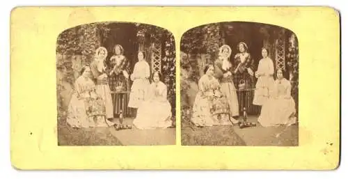 Stereo-Fotografie Familie in festlicher Sonntagskleidung vor Hauseingang stehend