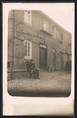 Foto-AK Mastershausen, Gehöft und alter Mann mit Tabakspfeife, ca. 1910