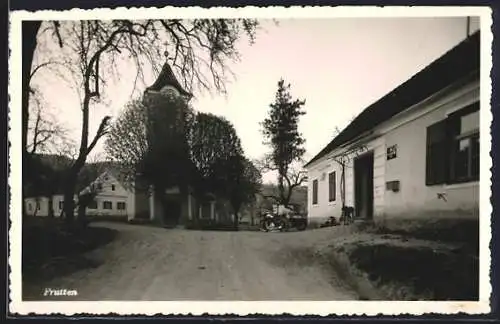 AK Frutten, Strassenpartie mit Gasthaus und Kirche