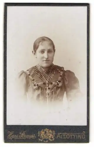 Fotografie Hans Strauss, Altötting, Schlotthammerstr. 1, Bügerliche in Kleid mit besticktem Kragen und Halskette