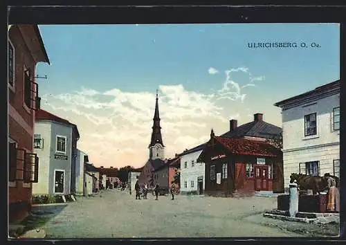 AK Ulrichsberg /O. Ö., Strassenpartie mit Brunnen, Gasthaus und Kirchturm