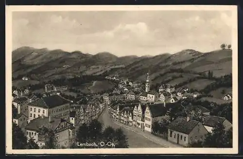 AK Lembach /O. Ö., Ortsansicht mit Hauptstrasse und Bergpanorama aus der Vogelschau