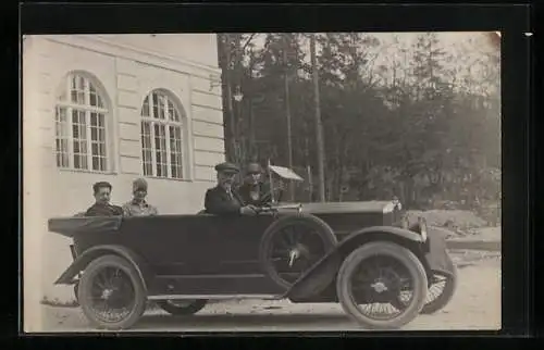 Foto-AK Auto Cabriolet vor einer Ausfahrt