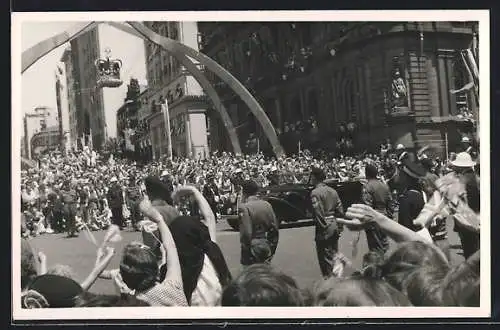 Foto-AK Sydney, Königin Elisabeth von England in einer Limousine mit jubelnder Menschenmenge