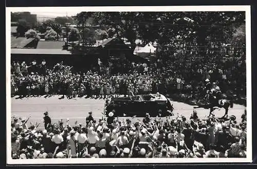 Foto-AK Sydney, Queen Elisabeth II. von England in Limousine