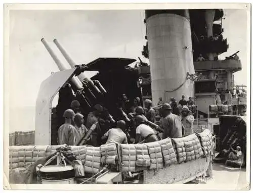 Fotografie Kriegsschiff der italienischen Marine, Marine-Artillerie nimmt Ziel mit Zwillingsgeschütz in's Visier