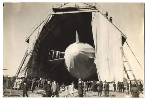 Fotografie Zeppelin - Luftschiff in einer Luftschiffhalle kurz nach der Landung