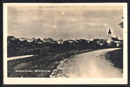 AK Münzbach /O.-Ö., Teilansicht mit Kirche und Feldweg