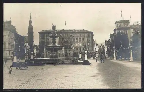 AK Würzburg, Kaiserplatz mit Hotel und Brunnen