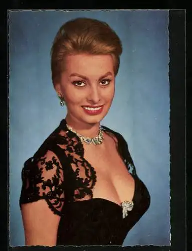 AK Schauspielerin Sophia Loren im eleganten Kleid mit tiefen Dekollete