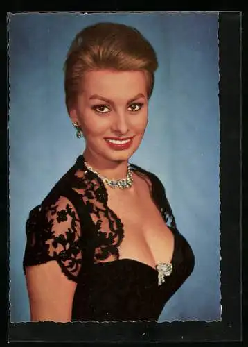 AK Schauspielerin Sophia Loren im eleganten Kleid mit tiefen Dekollete