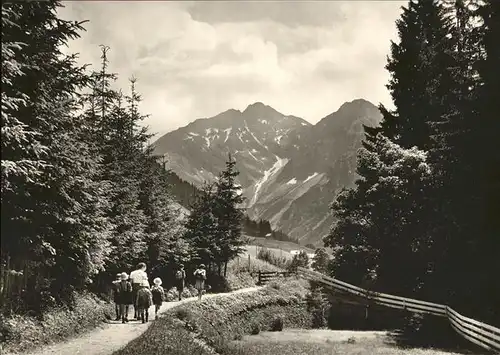 wz29472 Hirschegg Kleinwalsertal Vorarlberg Kinderkurheim Haegele Kinder Wandern Kategorie. Mittelberg Alte Ansichtskarten