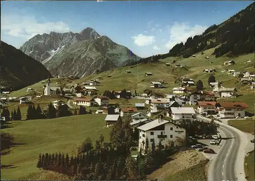 Hirschegg Kleinwalsertal Vorarlberg Ortsansicht mit Widderstein und Baerenkopf Kat. Mittelberg