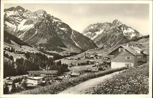 Hirschegg Kleinwalsertal Vorarlberg Haus in der Sonne mit Elferkopf Zwoelferkopf Widderstein und Baerenkopf Kat. Mittelberg