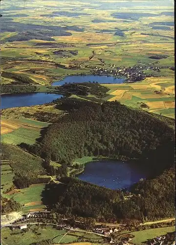 Daun Rheinland Pfalz Gemuendener Weinfelder und Schalkenmehrener Maar Fliegeraufnahme Kat. Daun