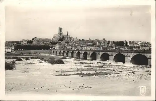 ww86697 Nevers Nievre Nevers Le Pont Routier sur la Loire x Kategorie. Nevers Alte Ansichtskarten