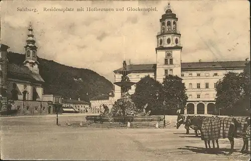 Salzburg Residenzplatz Hofbrunnen Glockenspiel Pferd