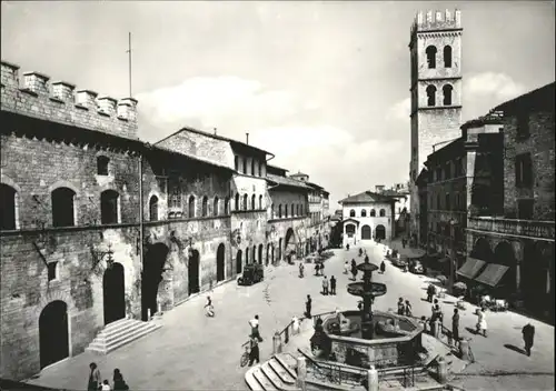 Assisi Umbria Piazza del Comune Brunnen * / Assisi /