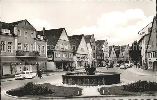 Steinheim Westfalen Marktplatz Autos Brunnen / Steinheim /Hoexter LKR