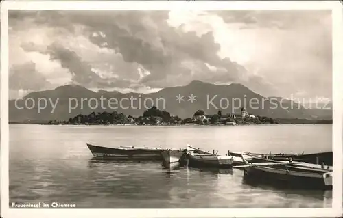 Chiemsee Blick zur Fraueninsel mit Kloster Frauenwoerth Chiemgauer Alpen Kat. Chiemsee