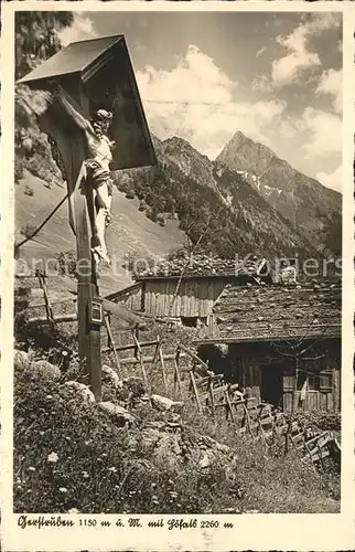 Gerstruben Ortspartie mit Wegekreuz und Hoefats Kat. Oberstdorf