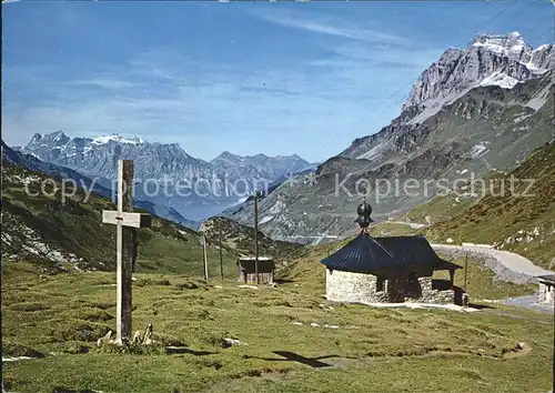 Klausenpass Passhoehe mit Kapelle und Schaechentaler Windgaelle Kat. Klausen