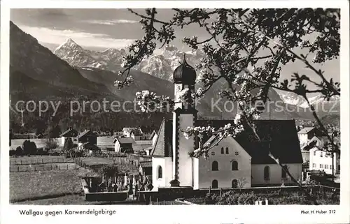 Wallgau Kirchenpartie mit Karwendelgebirge Kat. Wallgau