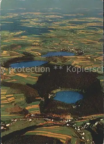 Daun Eifel Vulkan Gemuendener Weinfelder Schajkenmehrener Maar Fliegeraufnahme Kat. Daun