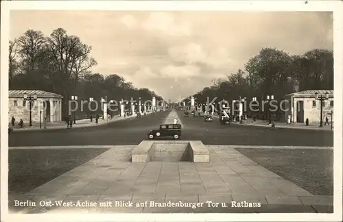 Berlin Ost West Achse mit Blick auf Brandenburger Tor Rathaus Kat. Berlin