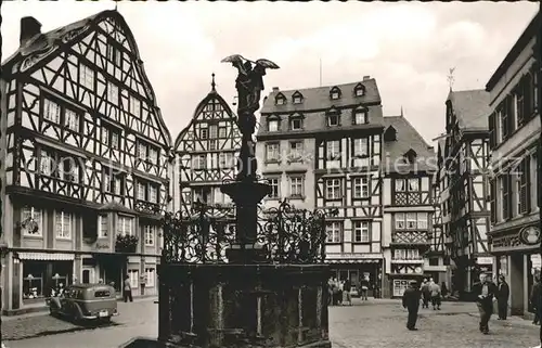 Bernkastel Kues Marktplatz mit St Michael Brunnen Fachwerkhaeuser Altstadt Kat. Bernkastel Kues