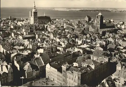 Stralsund Mecklenburg Vorpommern Altstadt Serie Ostseestaedte der DDR Fliegeraufnahme Kat. Stralsund