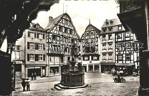 Bernkastel Kues Marktplatz Michaelsbrunnen Fachwerkhaeuser Kat. Bernkastel Kues