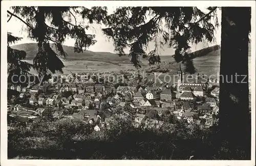 Neustadt Titisee Durchblick vom Waldrand Kirche Kneippbad Luftkurort Wintersportplatz Schwarzwald Kat. Titisee Neustadt