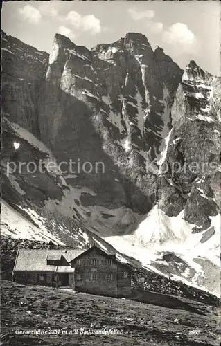 Geraerhuette mit Sagwandpfeiler Schutzhaus Stubaier Alpen Kat. Neustift im Stubaital