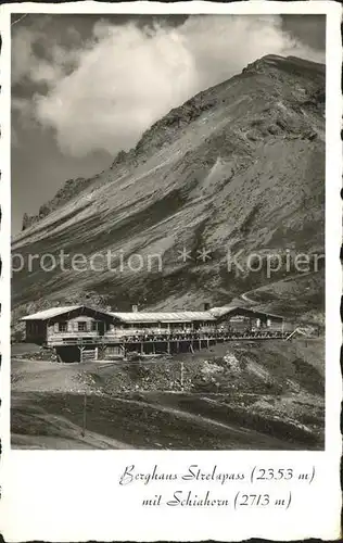 Strelapass Berghaus mit Schiahorn Buendner Alpen Kat. Strelapass