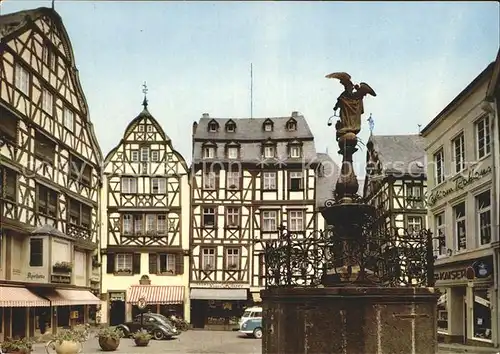 Bernkastel Kues Marktplatz St Michael Brunnen Fachwerkhaeuser Kat. Bernkastel Kues