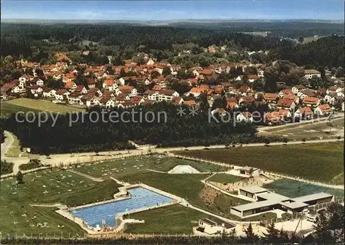 Koenigsfeld Schwarzwald mit Schwimmbad Fliegeraufnahme Kat. Koenigsfeld im Schwarzwald