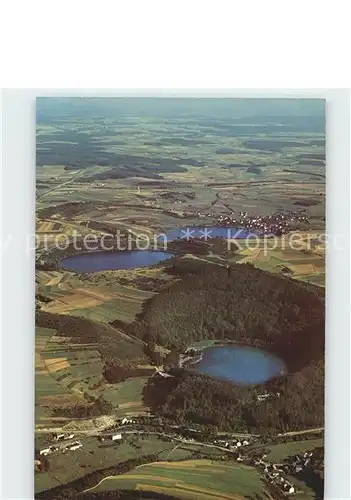 Daun Eifel Gemuendener Weinfelder und Schalkenmehrener Maar Fliegeraufnahme Kat. Daun