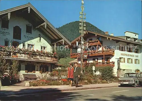 Ruhpolding Dorfplatz mit Maibaum Kat. Ruhpolding