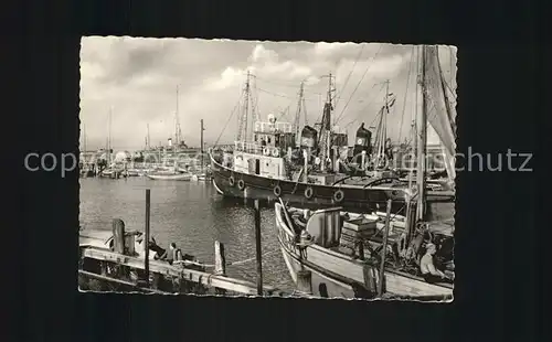 Warnemuende Ostseebad Hafenausfahrt Fischkutter Kat. Rostock