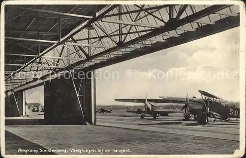 Soesterberg Vlieghuigen bij de hangars / Soest /