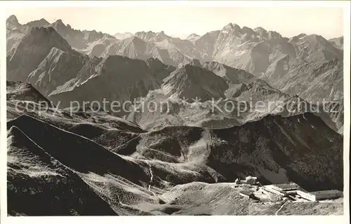 Nebelhornbahn Bergstation mit Hoefats Edmund Probst Haus Krottenkopfgruppe