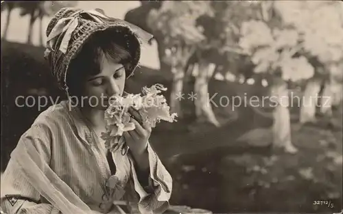 Foto BNK Nr. 32712 5 Frau Hutmode Blumen  Kat. Fotografie