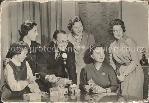 Adel Niederlande Koenigin Juliana Prinz Bernhard Prinzessinen Beatrix Irene Margriet und Christina Fotoapparat Anjerfondsen Kat. Koenigshaeuser