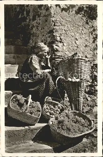 Haendler Obstverkaeuferin Tessin Trauben Venditrice di frutta Ticino  Kat. Handel