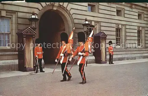 Leibgarde Wache Changing the Guard Buckingham Palace London Kat. Polizei