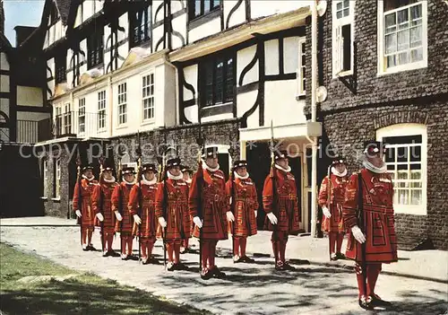 Leibgarde Wache Yeomen Warders Ceremonial Church Parade Tower of London  Kat. Polizei