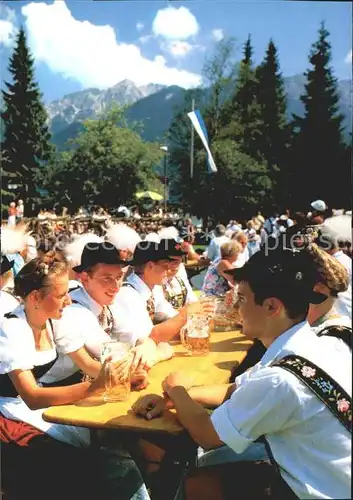 Bier Trachtenfest Bayern / Lebensmittel /