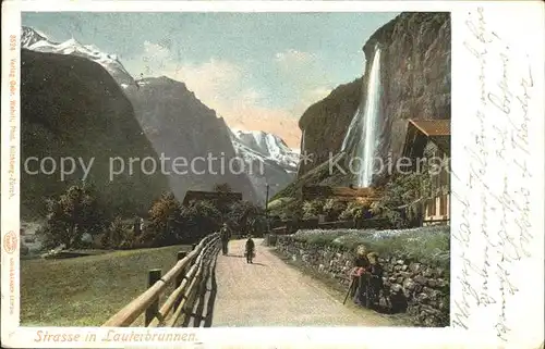 Lauterbrunnen BE Strassenpartie mit Wasserfall Kat. Lauterbrunnen